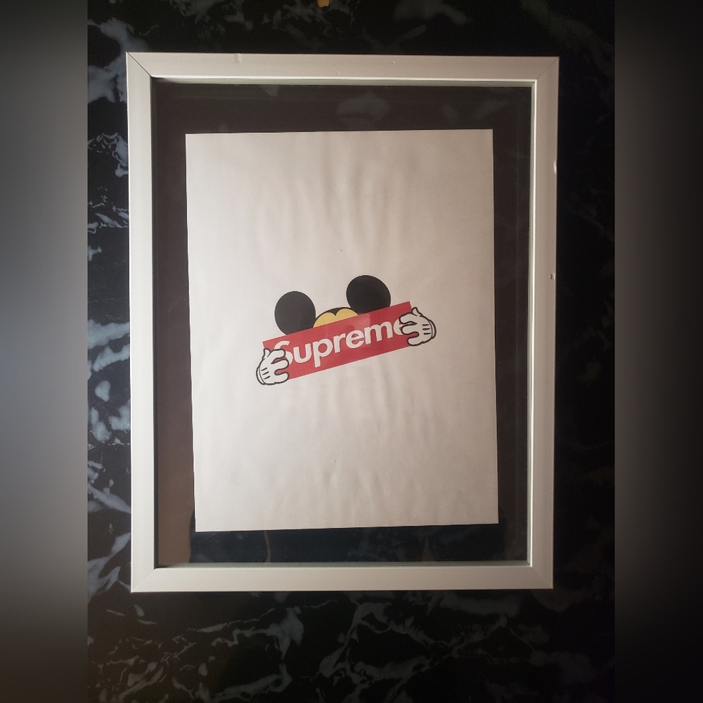 Supreme Wall Photo